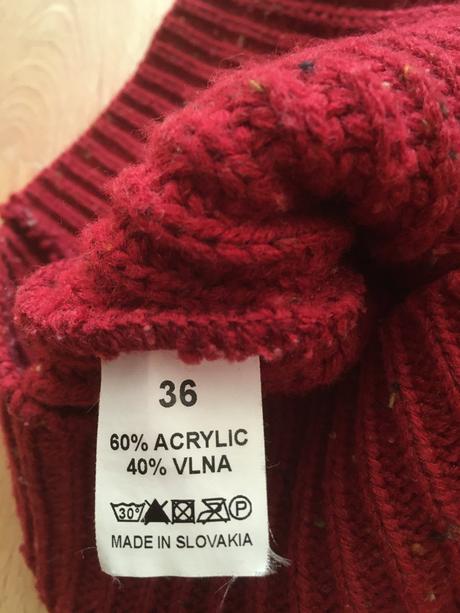 Červená roláková vesta, 36