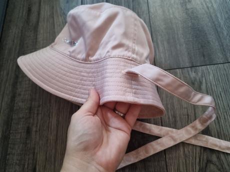 Krasny klobuk calvin klein, calvin klein