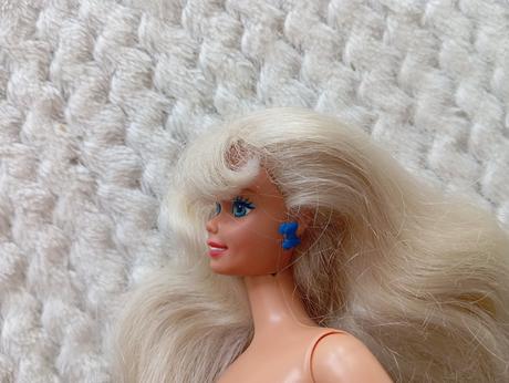 Retro barbie s náušnicami, 