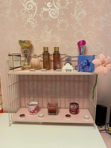 Ružový písací stôl,