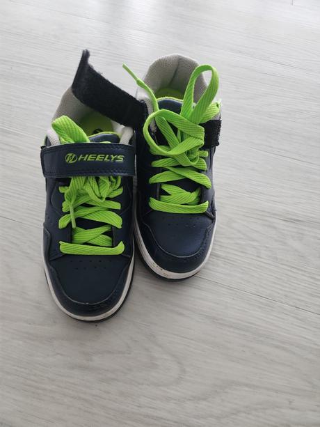 Topánky s kolieskmi, 28