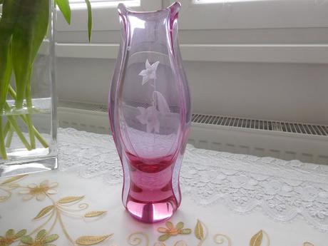 Alexnadritové hútni sklo s růži výška 27,5 cm, 