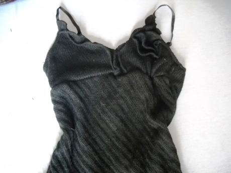 Čierne asymetrické šaty s ružičkou, amisu,s