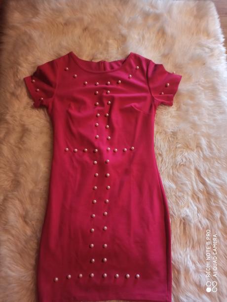 Šaty s perličkami, s