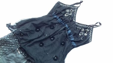 Elegantný top s aplikaciami, s