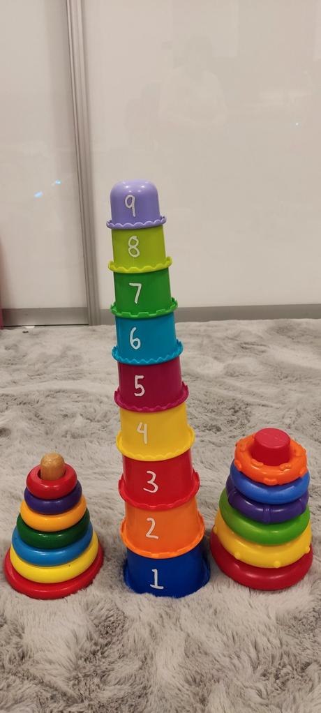 Kelímky s číslami a pyramídy s krúžkami, 