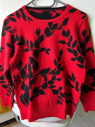 Červený teplý pulóver s čiernymi kvetmi, m