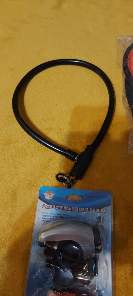 Svetlo na bicykel,rukoväte ,zámok,poťah na sedadlo, 