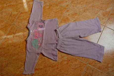 Fialové pyžamko s volánikmi, 86