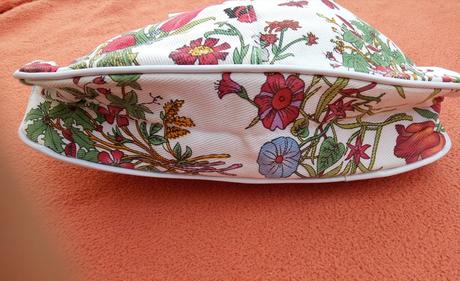 Kvietkovaná látková kabelka,