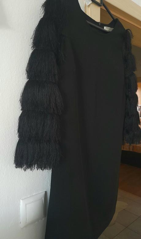 Šaty so strapcami, s