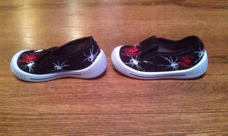 Plátenky alebo papučky minimálne nosené, 23