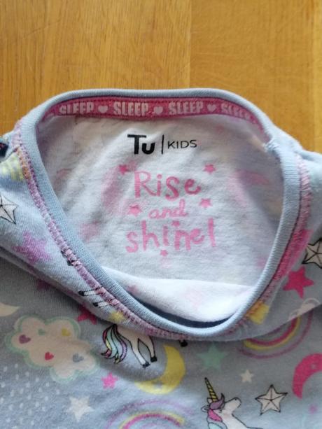 Jednorožcové pyžamo, tu,98