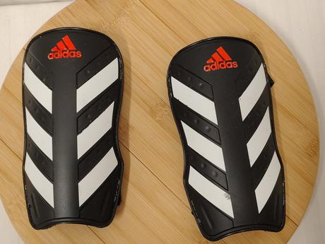 Detské futbalové chrániče holení adidas, veľkosť m,