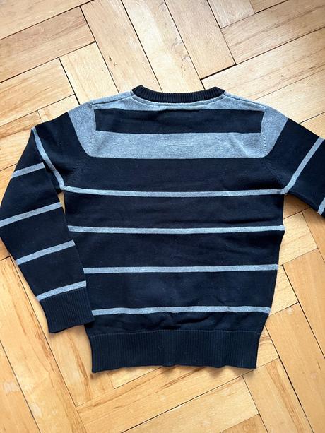 Modrý chlapčenský sveter, 122