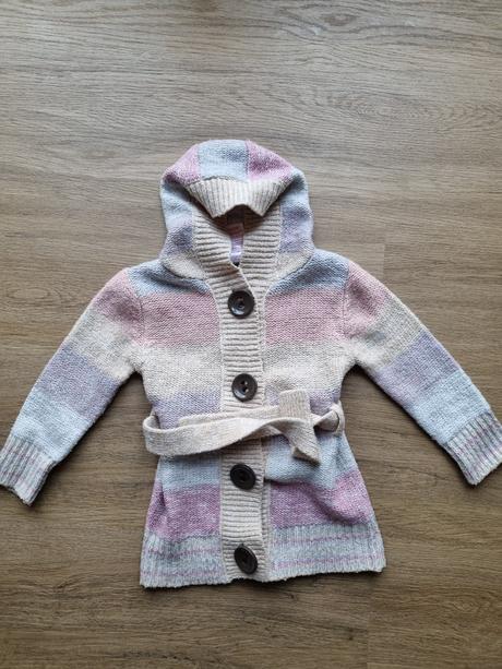 Pleteny svetrik s opaskom, 104