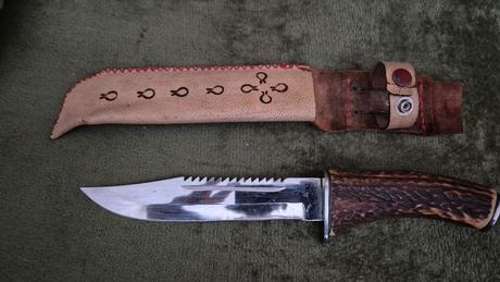 Ručne vyrobeny nozik v kozenom puzdre,