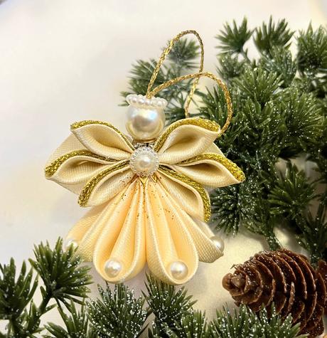 Saténový anjel - symbol sviatočnej krásy, 