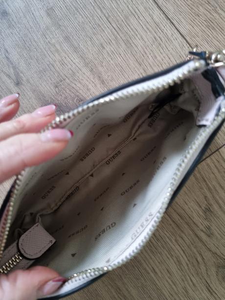 Bledoružová kabelka do ruky guess, guess