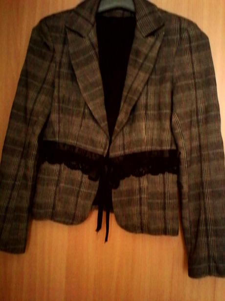 Sako s čipkou a mašličkou, 152