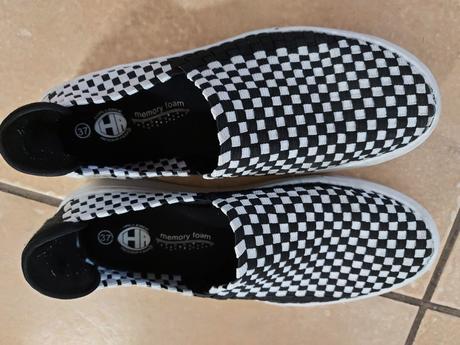 Dievcenske tenisky, 37