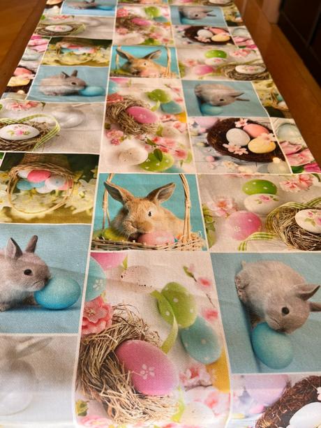 Zelený veľkonočný stredový obrus zajace, vajíčka, 