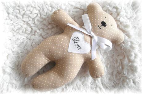 Macko mojkáčik v béžovom šate, 