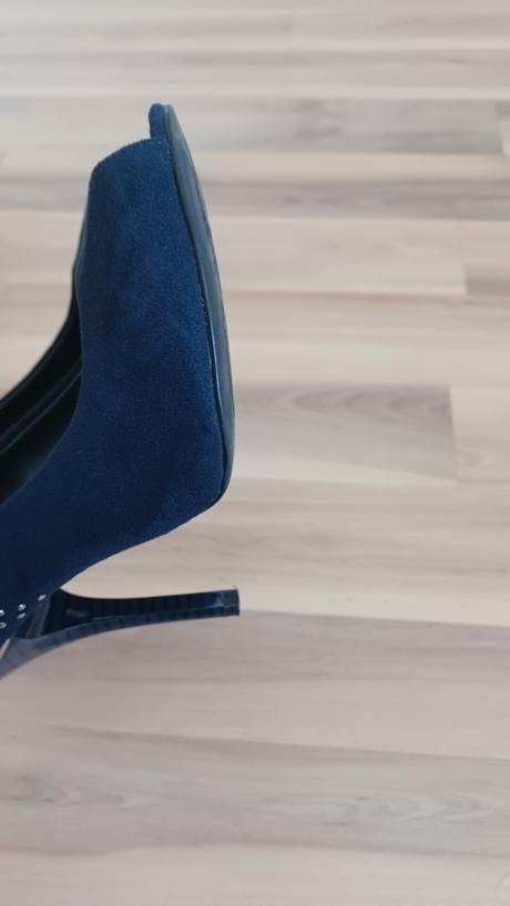 Tmavomodré lodičky, graceland,37