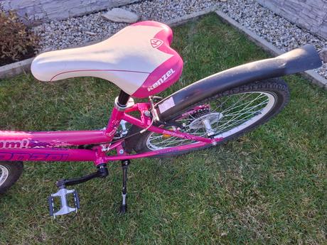 Dievčenský bicykel a prilba, kenzel,24