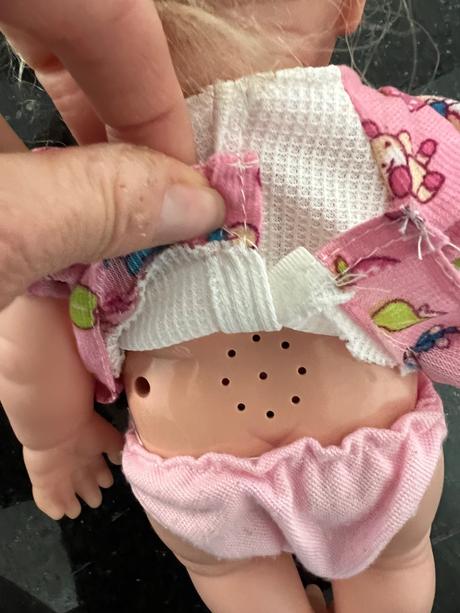 Babika rozpráva hovorí riekanky place smeje,