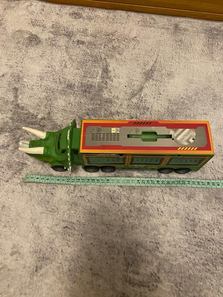 Kamión dino s autíčkom,