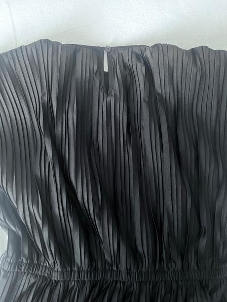 Elegantne plisovane saty, 146