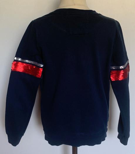 We mikina s nápisom star, 134