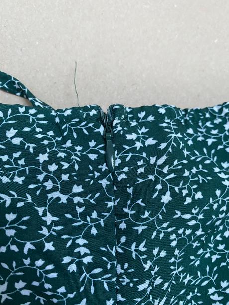 Tmavozelené šaty s kvetinkami xs, xs