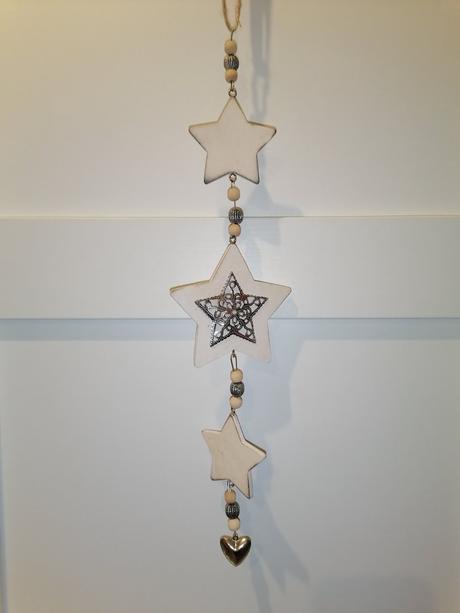Závesná drevená dekorácia s hviezdami, 