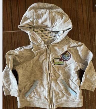 Mikina s autickami, 86