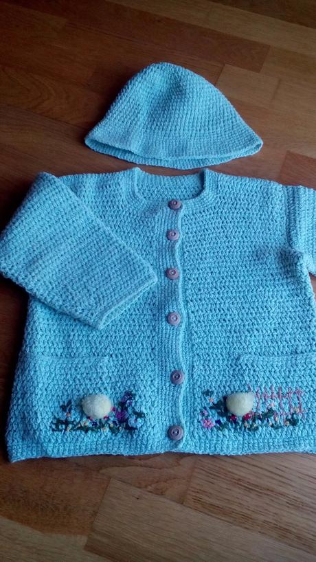 Háčkovaný svetrík s klobúčikom, 80