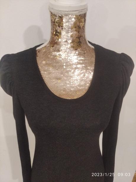 Krasne tmavosive saty s puff rukavmi, 