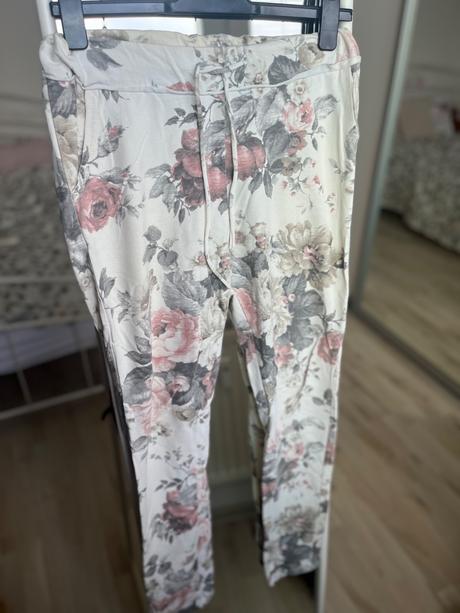 Bavlnené damske biele teplaky s potlačou kvetín, s