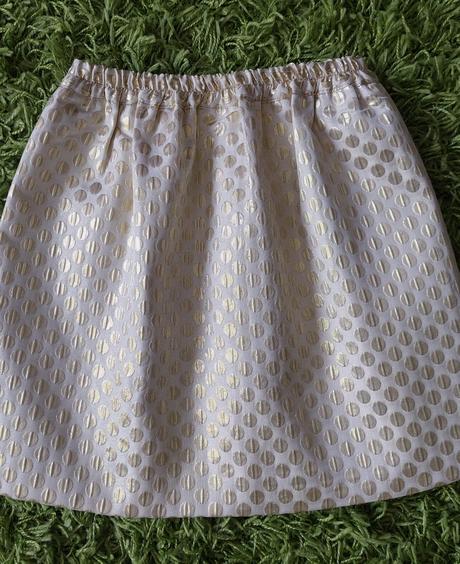 Sukňa so zlatými bodkami, 98