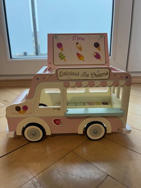 Le toy van zmrzlinárske auto,