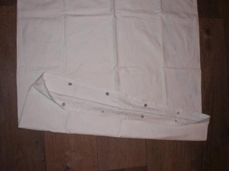 Biela návlečka s kvetmi na vankúš 70x90 cm,