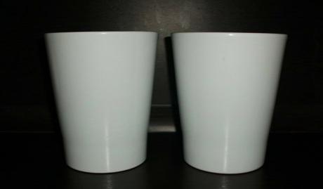 2 jednoduché vysoké biele obaly na črepníky,