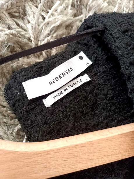 Čierne šaty s brošňou, reserved,m