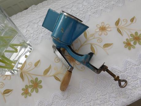 Retro mlynček na orechy-jihokov české budejovice., 