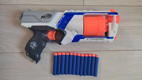 Nerf strongarm s postou, 