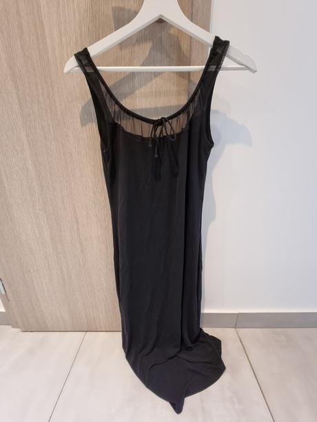 Čierne priliehavé šaty, m