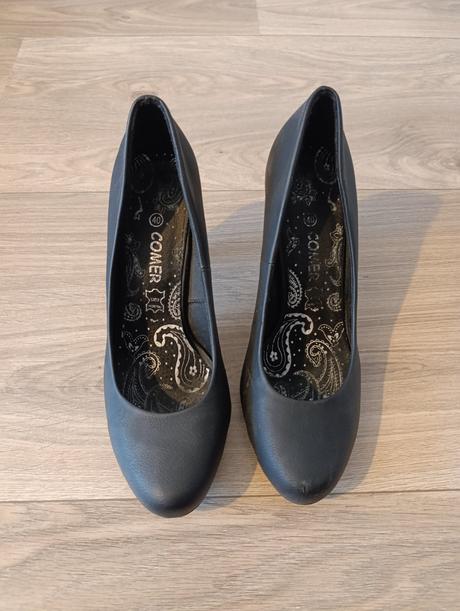 Čierne lodičky, 40