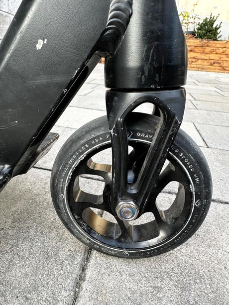 Kolobežka freestyle striker gravis l black, 