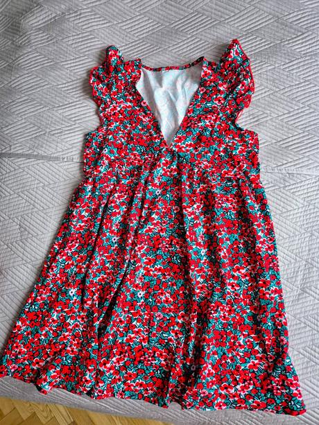 Šaty s vystrihom, s